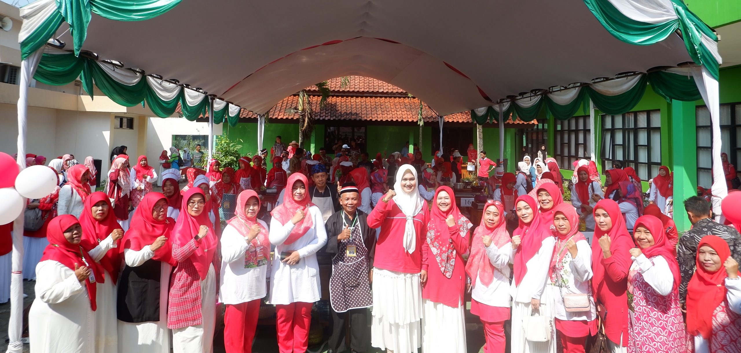 Ketua DWP Kanwil Kemenag Banten foto bersama Ketua DWP Kemenag Pandeglang dan peserta lomba masak HUT ke-78 RI