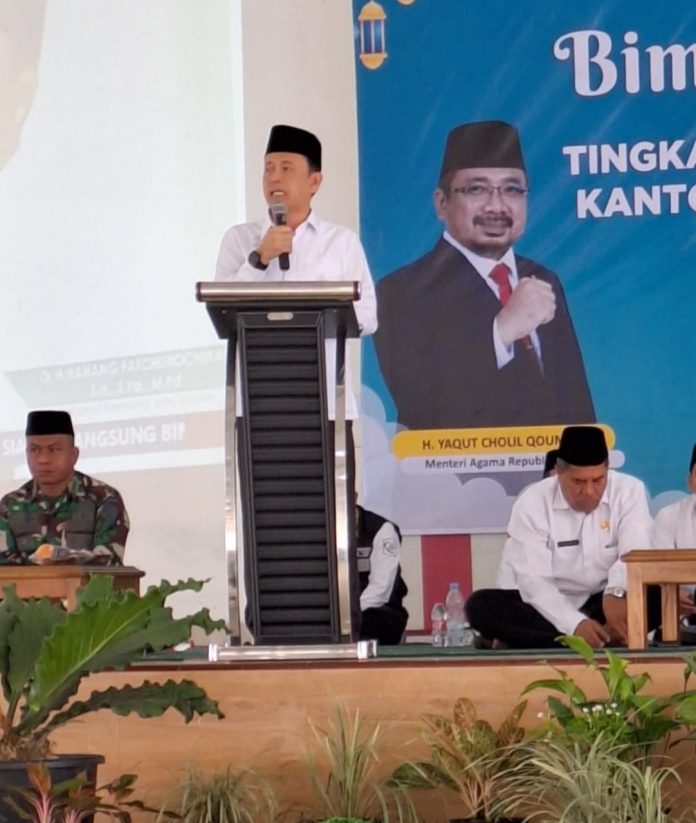 Kakanwil Kemenag Prov. Banten sedang memberikan sambutan dan arahan kepada para jamaah haji